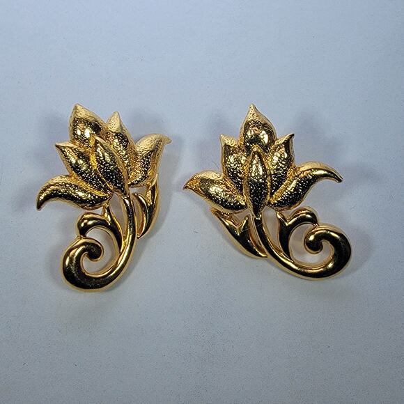 Vintage Gold-Tone Floral Earrings – Elegant Lotus Design, Classic Studs - Picture 6 of 10